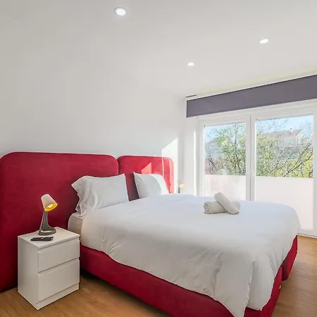 M J House Setubal