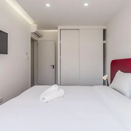 M J House Setubal