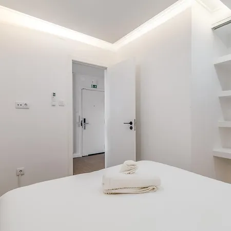 M J House Apartment *