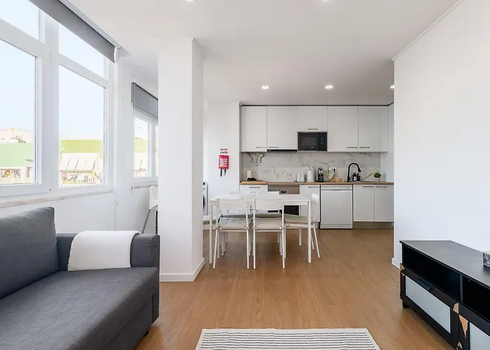 M J House שטובל