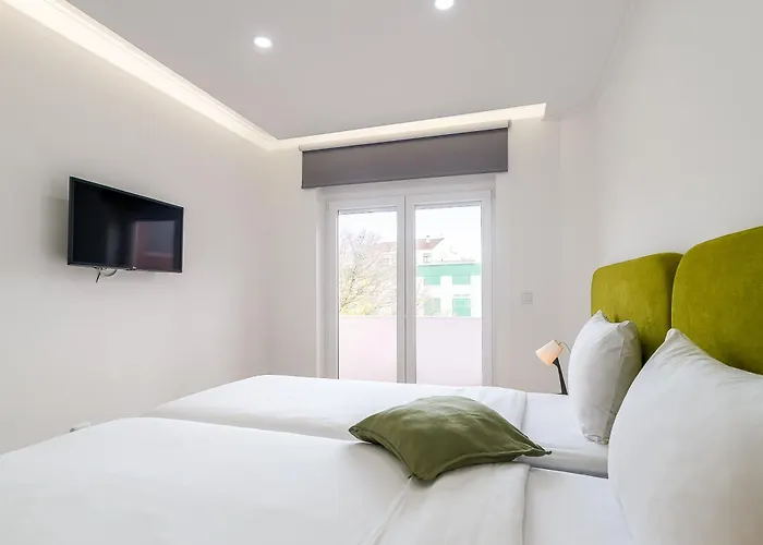 M J House שטובל