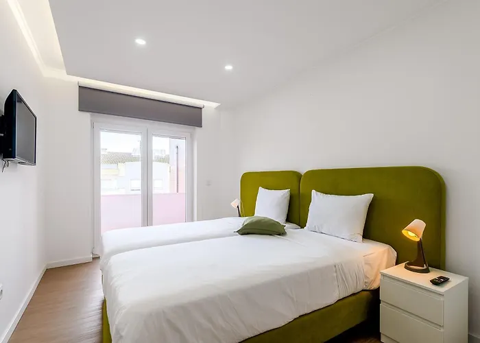 M J House שטובל