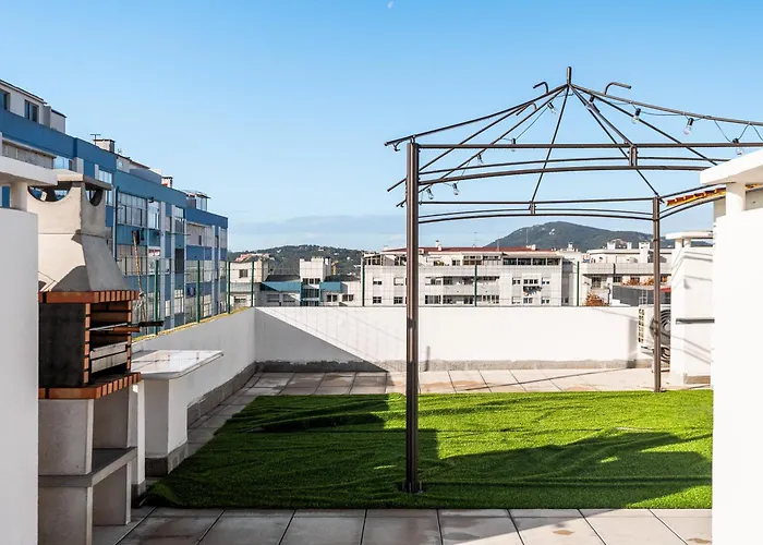 M J House שטובל