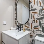 M J House Apartment *