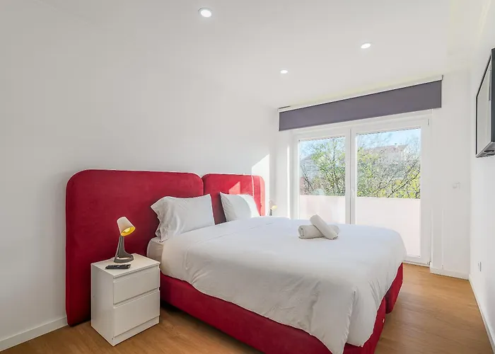 M J House * セトゥーバル